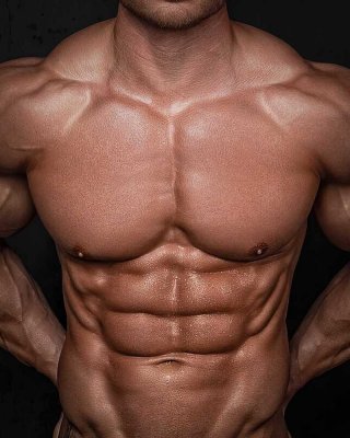 Рельефное телосложение спортсмена, демонстрирующее низкий процент подкожного жира и наполненность мышц, как результат стратегий слива воды и углеводной загрузки, которая применяется перед соревнованиями по бодибилдингу и фитнесу.