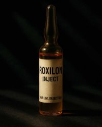 Стилизованное изображение ампулы Roxilon Inject (Bolazin Capronat), отражающее его историю как невыпущенного препарата итальянской компании Ormonoterapia Richter. Болазин — димер дростанолона, известный своим эффектом для увеличения силы и рельефа в предсоревновательных циклах.